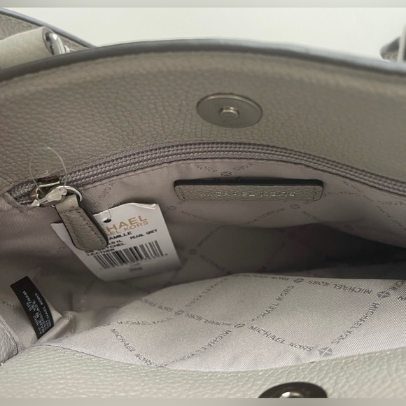 ⭐️ Host Pick ⭐️ BNWT Michael Kors Pearl Grey Camille Small Leather Satch… - Picture 5 of 9